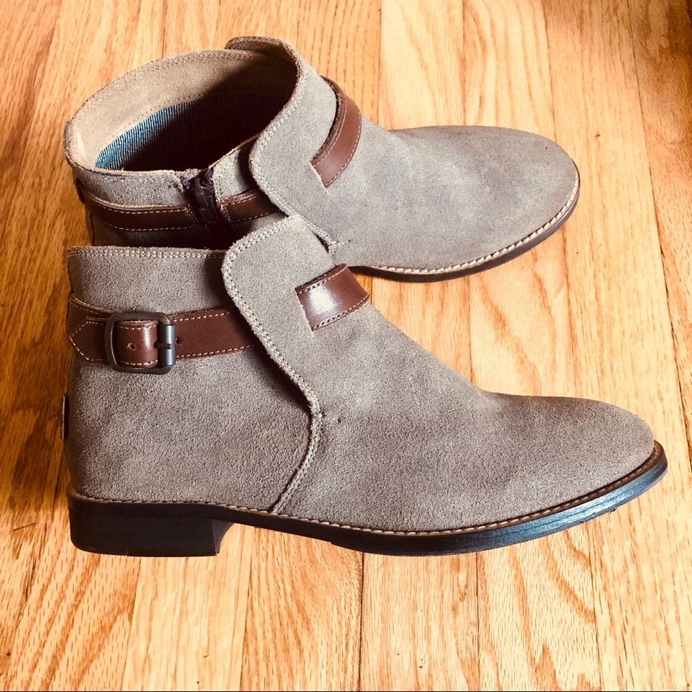 Levi’s Gray Suede Booties size 9